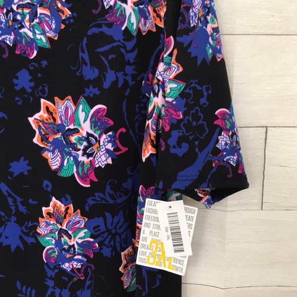 LuLaRoe Tops - NEW! Lularoe gigi 3x